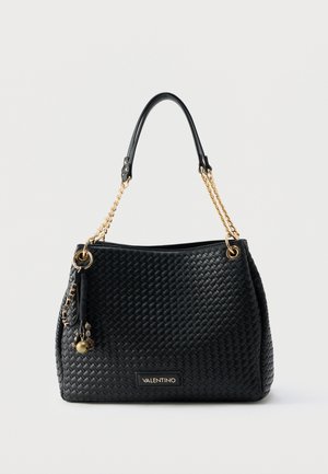 Fekete fonott bőrből készült Valentino kézitáska aranylánccal és bőrszíjjal, egyik oldalán bojttal és gyöngyökkel díszítve.