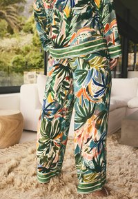 Next PETITE FIT - RELAXED  - Stoffhose - multicoloured palm print