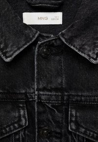 Musta farkkutakki, jossa on klassinen kaulus, edessä nappikiinnitys ja rintatasku. Merkillä "MNG", koko 8, 128 cm. Texturoitu kangas.