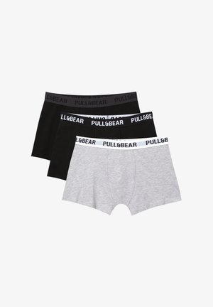 Kolme paria miesten bokseritangoja harmaana ja mustana. Niissä on joustavat vyöt, joissa on valkoisella "PULL&BEAR" -brändäys harmaalla ja mustalla taustalla.