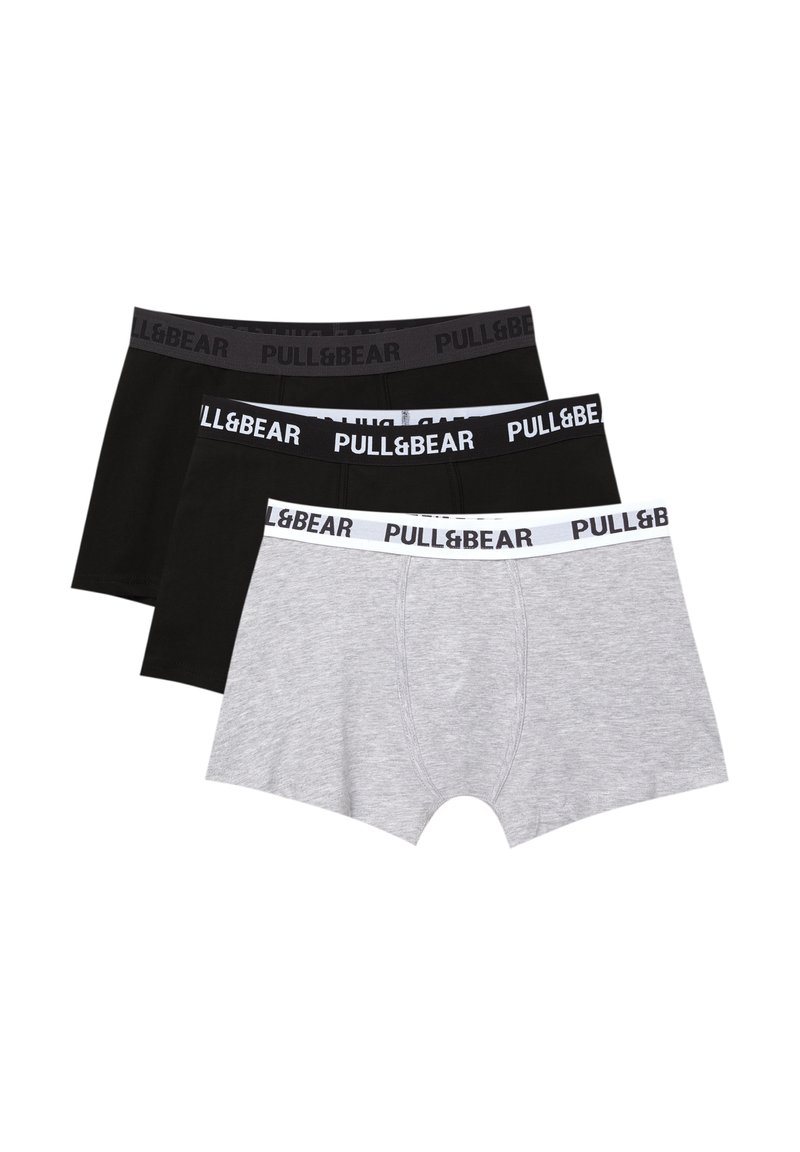 Tri pari moških bokseric v sivi in črni barvi. Imajo elastične pasove z belim 'PULL&BEAR' blagovno znamko na sivi in črni podlagi.