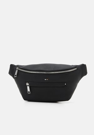 Zwarte leren heuptas met een gestructureerd oppervlak, voorzien van een voorzak met rits en zilverkleurige hardware. Gebogen design met een verstelbare band.