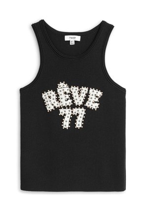 Top negro sin mangas de tejido acanalado con el texto "REVE 77" decorado con lentejuelas blancas y pequeñas cuentas plateadas redondas en la parte delantera.