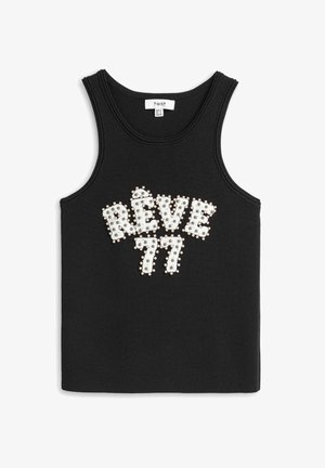 Top negro sin mangas de tejido acanalado con el texto "REVE 77" decorado con lentejuelas blancas y pequeñas cuentas plateadas redondas en la parte delantera.