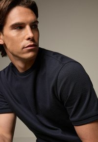 Next TEXTURED REGULAR FIT - T-shirts basic - black