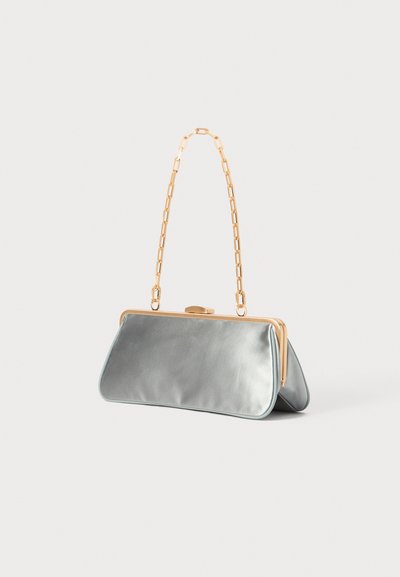 Geantă de mână din satin gri cu un mâner din lanț aurit, formă rectangulară, închidere cu clapetă metalică și textură netedă.