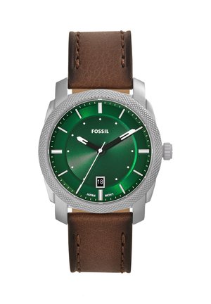Herrenuhr von Fossil mit grünem Zifferblatt, silbernem Gehäuse, weißen Stundenmarkierungen, Datumsanzeige bei 6 Uhr und braunem Lederarmband.