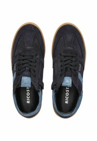 Zapatillas de ante azul oscuro con acentos en azul claro, diseño de cordones, suela de goma y logo en la lengüeta y en la plantilla.