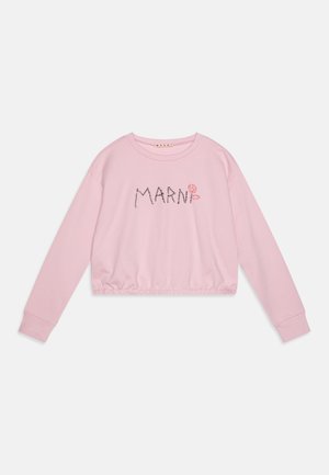 Růžový zkrácený svetřík s dlouhými rukávy, elastickým lemem a dekorativním textem "MARNI" s květinovým akcentem v červené a černé barvě.