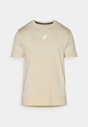 T-shirt de sport beige clair à manches courtes avec accents réfléchissants et finition texturée, présentant des lignes de design courbes et un col rond.