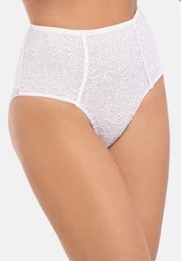 Mutandine bianche a vita alta in pizzo con intricati motivi floreali, tessuto morbido e una cintura liscia, progettate per comfort e stile.