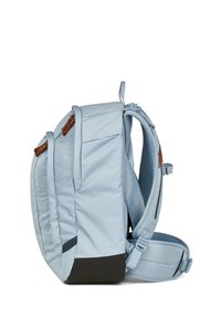 Zaino imbottito azzurro chiaro con vari scomparti, spallacci e cintura regolabili, e tirazip marroni, mostrato di lato.