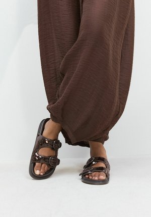 Next REGULAR FIT brązowy