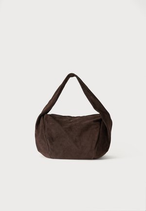 Sac à bandoulière en daim brun foncé souple avec une large sangle et une forme rectangulaire arrondie et décontractée sur un fond clair uni.