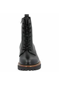 Bota de tobillo negra de cuero con cordones, suela de goma resistente, costuras visibles, ojales metálicos y cremallera lateral para facilitar su uso.