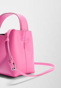 s.Oliver CITY MIT ABNEHMBAREM SCHULTERRIEMEN - Torebka