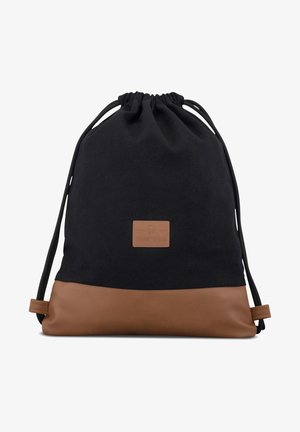 Borsa a sacco nera in tela con fondo in finta pelle marrone, caratterizzata da un'etichetta rettangolare con testo in rilievo e spallacci regolabili.