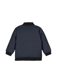 Tmavomodrá prešívaná bunda s čiernym rebrovaným golierom a manžetami. Má priamy strih a vodorovné prešívanie na chrbte.
