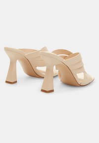Bata Muiltjes met hak - beige