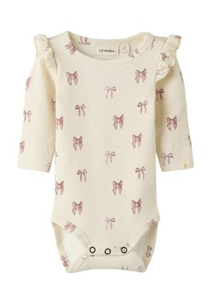 Crème ribgebreide babybody met lange mouwen, schouderdetails met ruffles en roze strikmotieven, voorzien van drukknoopjes onderaan.
