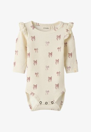 Kremowy, prążkowany bodziak dla niemowląt z długimi rękawami, ozdobionymi falbankami na ramionach oraz różowymi wzorami w kokardki, z zatrzaskami na dole.