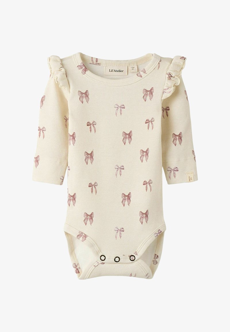 Kermanvaalein vauvan bodysuit, jossa on pitkät hihat, rypytyksellä varustetut olkapäät ja vaaleanpunaisia nauhakuosisia yksityiskohtia. Mallissa on kuppinapit alaosassa.