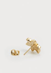 Χρυσό σκουλαρίκι σε σχήμα λουλουδιού με γυαλιστερό φινίρισμα, διαθέτοντας ευθεία βάση και πίσω μέρος πεταλούδας. Ο σχεδιασμός περιλαμβάνει στρογγυλεμένα στοιχεία πέταλου.