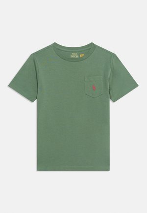 Camiseta verde de manga corta con cuello redondo y un pequeño bolsillo en el pecho con un logo rojo bordado.