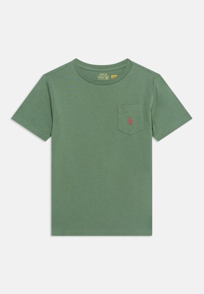 T-shirt vert à manches courtes col rond avec une petite poche poitrine ornée d’un logo rouge brodé.