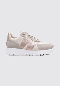 Zapatillas con un diseño en beige, rosa metálico y rosa suave, hechas de cuero y materiales texturizados, con una suela blanca y acentos.