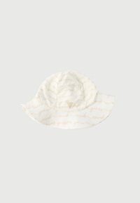 Λευκό καπέλο τύπου bucket με μπεζ γραμμική γραφή σε καλλιγραφικό στιλ και μικρή τριγωνική ταμπέλ α με το λογότυπο Guess στο μπροστινό γείσο.