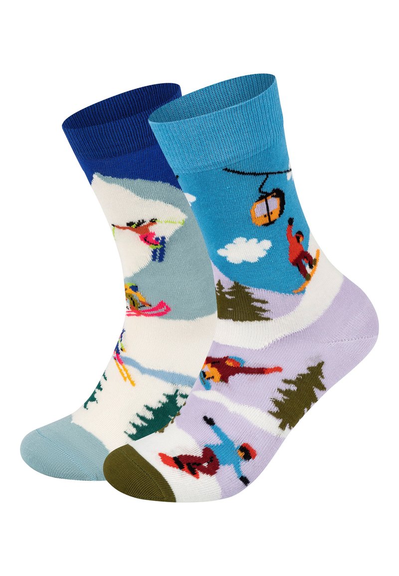 Chaussettes jusqu'aux genoux avec deux designs : l'un présentant des skieurs et des montagnes dans des couleurs tamisées, l'autre avec des snowboarders sur un fond bleu.
