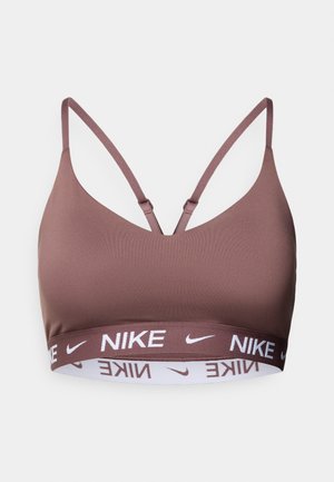 Brassière de sport marron avec bretelles fines ajustables et une bande élastique blanche ornée du logo "NIKE". Texture lisse avec un design minimaliste.