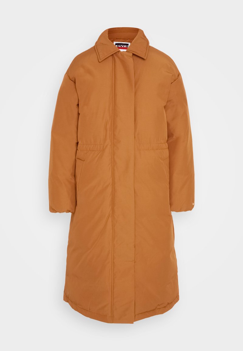 Langer, gepolsterter Mantel aus orange-braunem Stoff mit Kragen, seitlichen Taschen und geradem Schnitt, der gestickte Details für Struktur aufweist.