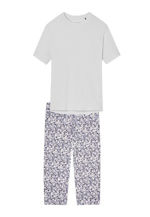 Lichtgrijs T-shirt met korte mouwen, gecombineerd met witte losse broek met een dicht blauw bloemen- en bladerenpatroon.