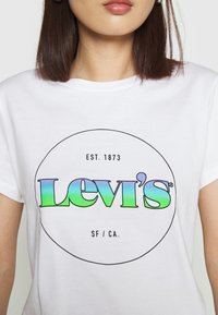 Levi's® THE PERFECT TEE - Camiseta estampada - gradient white