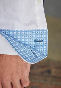 Next SIGNATURE TRIMMED DOUBLE CUFF SLIM FIT - Andre accessories - white