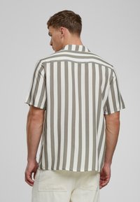 Urban Classics RESORT - Ing - paleolive offwhite