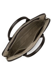 Borsa in pelle marrone scuro con doppi manici, chiusura con zip e un interno beige che presenta molteplici tasche e scomparti.