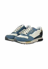 Sneaker in suede blu e crema con pannelli in rete, punta rotonda e dettagli in nero e oro a contrasto. Presentano lacci piatti e suola testurizzata.
