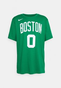 Zelené bavlněné tričko s krátkým rukávem, na kterém je bílý nápis "BOSTON" a číslo "0" pod ním, s kulatým výstřihem a volnějším střihem.