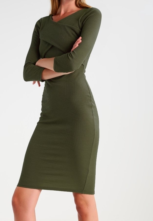 Žebrované, přiléhavé šaty v olivově zelené barvě s překříženým výstřihem a tříčtvrtečními rukávy. Textura je hladká a elastická.