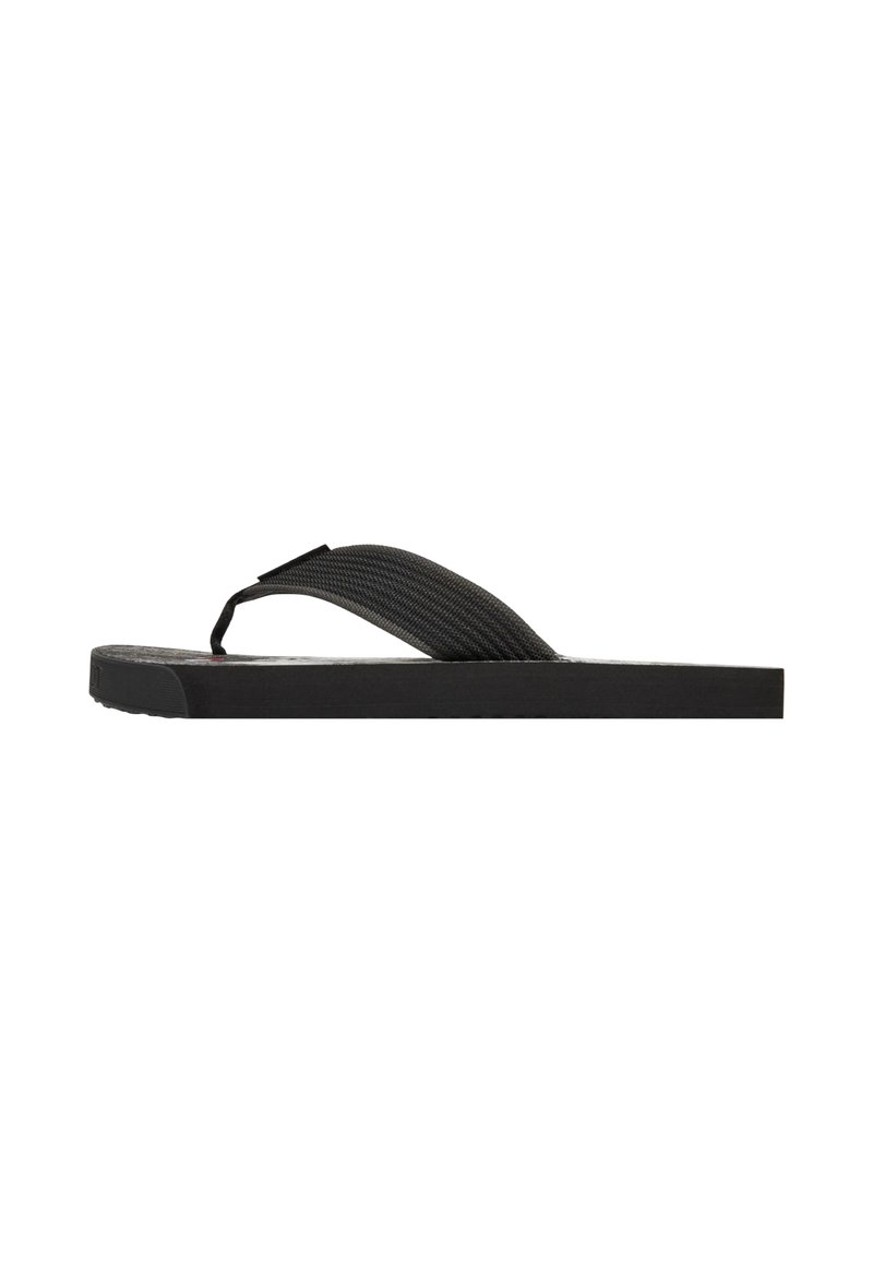 Flip-flop negro con suela de goma plana, tira de tela texturizada y un diseño minimalista sin patrones ni acentos visibles.