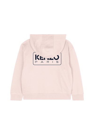 Haut à capuche rose clair avec une capuche, présentant un grand logo noir "KENZO PARIS" imprimé au dos dans un cadre rectangulaire.