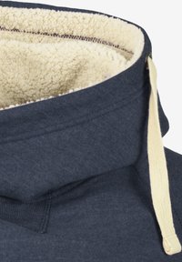 Felpa blu navy con collo in pile color crema, dotata di un cordoncino di colore contrastante e dettagli di cucitura a vista.