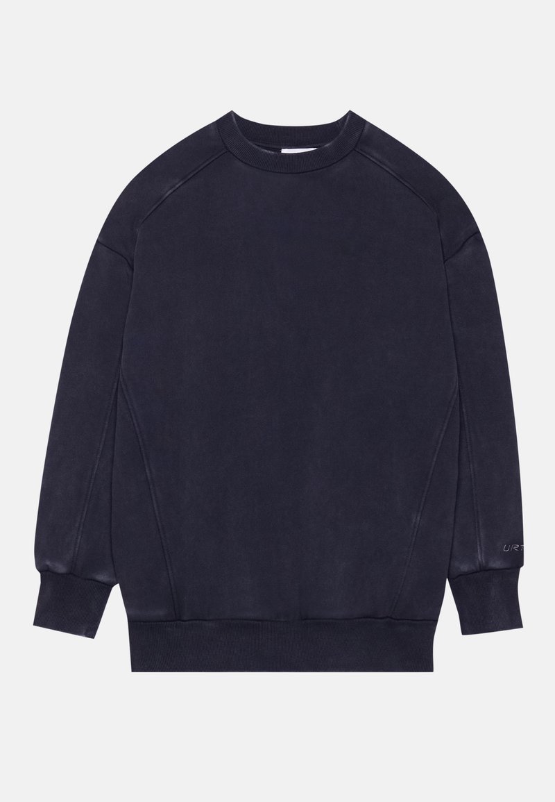 Sudadera de un profundo color navy, hecha de suave algodón, con cuello redondo, puños acanalados y un corte relajado. Incluye detalles en las costuras laterales.