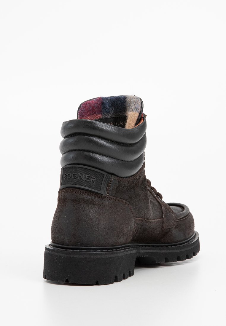 Dunkelbraune Wildleder-Ankle Boots mit einem schwarzen Lederkragen, ausgestattet mit einem strukturierten Absatz und einem bunten Karolining. Gummisohle mit guter Bodenhaftung.