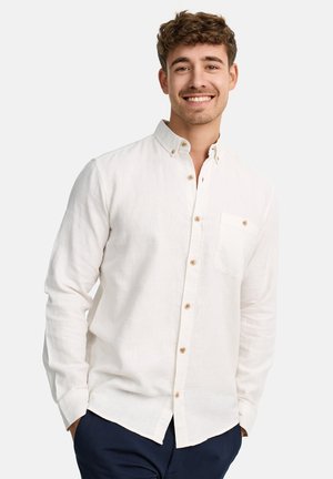 Witte linnen lange mouwenshirt met een button-down kraag, een enkele borstzak en bruine knopen op de sluiting. Soepele textuur, ontspannen pasvorm.