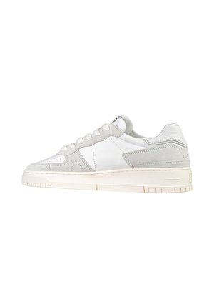 Sneaker bianco e grigio chiaro modello basso con chiusura stringata, punta traforata e suola in gomma strutturata, vista laterale.