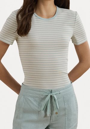 Proužkovaný krátký top s krátkým rukávem v světle modré a smetanové barvě, s kulatým výstřihem a přiléhavým střihem, doplněný světle zelenými kalhotami s nastavitelným stahováním v pase.